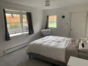 4 bedrooms, iron/ironing board, WiFi, bed sheets - Luxury waterfront ski cabin, 4-bedroom house and office, monthly only (Prattsville)