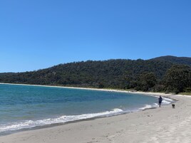 Ubicación cercana a la playa y arena blanca