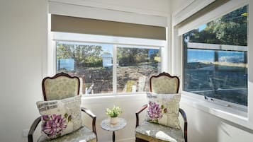 Comfort House, Bay View | 4 bedrooms, premium bedding, individually decorated