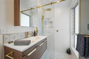 Comfort-Haus, Buchtblick | Badezimmer | Dusche, umweltfreundliche Kosmetikartikel, Haartrockner, Handtücher