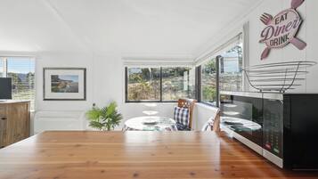 Comfort House, Bay View | Private kitchen | Full-sized fridge, microwave, oven, stovetop