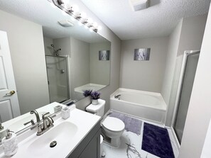 Hair dryer, towels, soap, shampoo - Beautiful 3 BD Home in Fishers with EV Charger (Fishers)