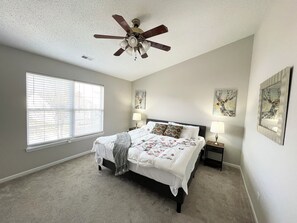 3 soverom, skrivebord, strykejern/-brett og wi-fi (inkludert)