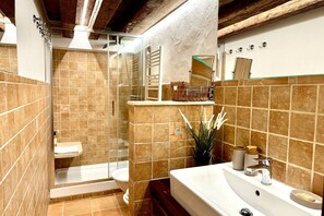 Shower, hair dryer, bidet, towels - Ca' del Majo Apartment (Venezia)