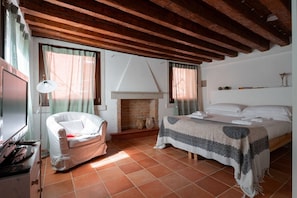 2 bedrooms, desk, iron/ironing board, WiFi