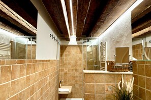 Dusche, Haartrockner, Bidet, Handtücher