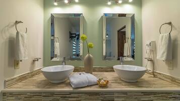Superior-Suite | Badezimmer | Dusche, Haartrockner, Handtücher, Seife