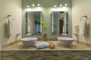 Ducha, secador de pelo, toallas, jabón