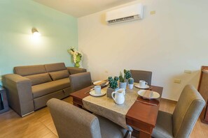 Superior Suite | In-room dining