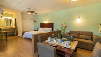 Suite superior | Área de sala de estar | Televisión