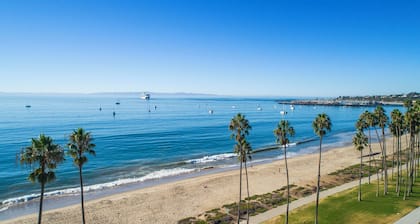 Spacious 5-bedroom Beach Home w/ Spa, Sauna+ Game Room ~ Walk to the beach!