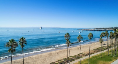 Spacious 5-bedroom Beach Home w/ Spa, Sauna+ Game Room ~ Walk to the beach! 