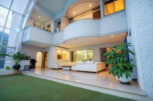 Stunning 9-BR PH with Spa, Concierge, Breakfast & WiFi in Medellín