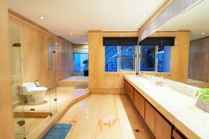Dusche, Haartrockner, Handtücher, Toilettenpapier