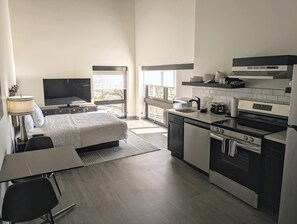 WiFi - Studio Queen in the heart of downtown. (Madison)