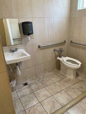 Økonomi-dobbeltrom | Bad | Håndklær, såpe og toalettpapir