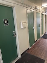 Habitación económica doble | Baño | Toallas, jabón y papel higiénico