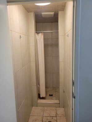 Serviettes fournies, savon, papier toilette