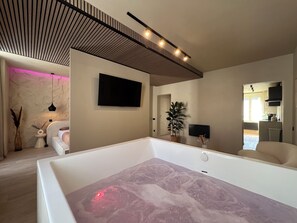 1 bedroom, WiFi, bed sheets - Harmony Room Romantic Suite with Jacuzzi (Angers)