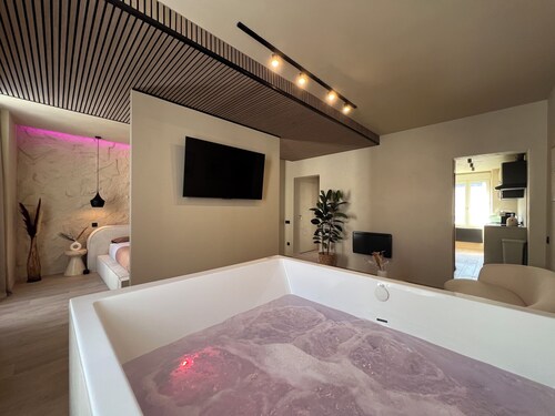 Harmony Room - Romantic Suite with Jacuzzi