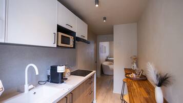 Fridge, stovetop, dishwasher, coffee/tea maker