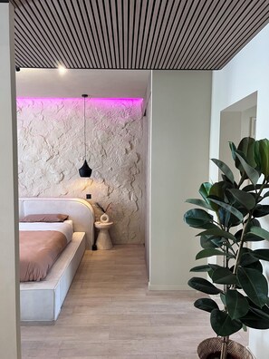1 bedroom, WiFi, bed sheets - Harmony Room - Romantic Suite with Jacuzzi (Angers)