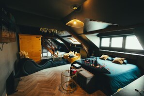 1 quarto, ferros/tábuas de passar roupa, roupa de cama