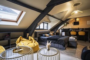 1 quarto, ferros/tábuas de passar roupa, roupa de cama