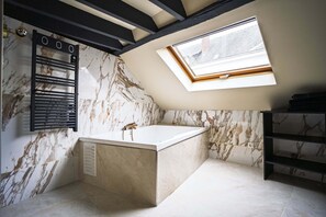 Secador de cabelo, toalhas de banho