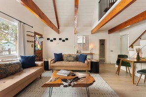 Smart TV, stereo - Cozy Modern Cabin with Jacuzzi & Outdoor Movie Screen in Brilliant Big Bear (Big Bear)