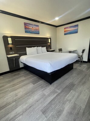 Desk, laptop workspace, iron/ironing board, free WiFi - Escondido Lodge (Escondido)