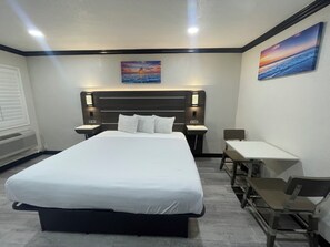 Desk, laptop workspace, iron/ironing board, free WiFi - Escondido Lodge (Escondido)