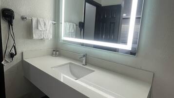 SĂšche-cheveux, serviettes fournies, savon, shampoing