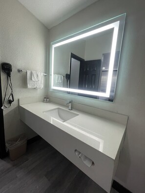 Hair dryer, towels, soap, shampoo - Escondido Lodge (Escondido)