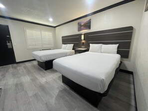 Desk, laptop workspace, iron/ironing board, free WiFi - Escondido Lodge (Escondido)