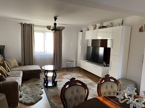 Fernseher, Kamin, Stereoanlage