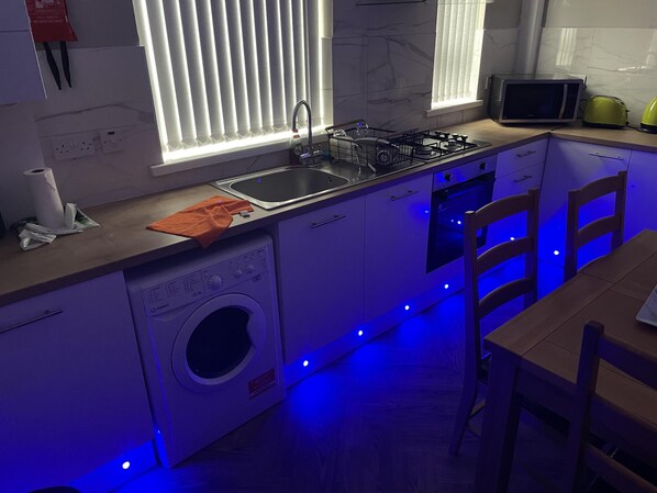 Refrigerador, microondas, horno y parrilla de estufa 