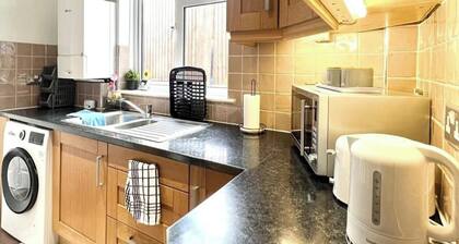 Strood Home-Sleeps 6-Great for Groups & Families