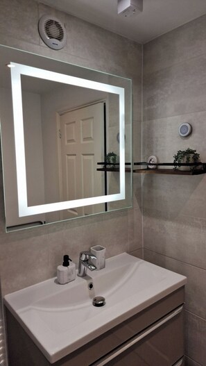 Hair dryer, towels - 3 Bed-Sleeps 6-Great for Groups/Families (Rochester)