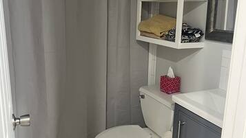 Douche, serviettes fournies, savon, shampoing