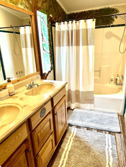 Charming Farm House 3-bedroom house in amazing Monte Vista with mountain views