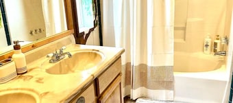 Charming Farm House 3-bedroom house in amazing Monte Vista with mountain views