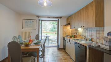 Fridge, oven, stovetop, dishwasher