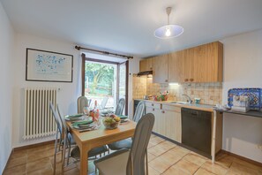 Fridge, oven, stovetop, dishwasher