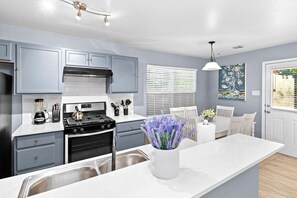 Private kitchen - Luxury farmhouse A - 10 min from DT - sleeps 10 (Austin)