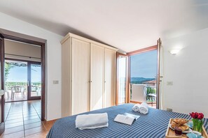 3 bedrooms, free WiFi, bed sheets, wheelchair access