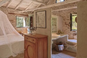 Douche, séchoir à cheveux, serviettes fournies