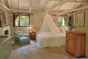 4 bedrooms, iron/ironing board, WiFi, bed sheets