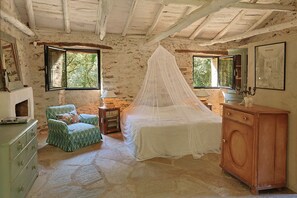 4 bedrooms, iron/ironing board, free WiFi, bed sheets