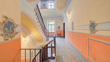Un magnifique escalier, agrémenté de décorations élaborées, qui mène à un balcon.